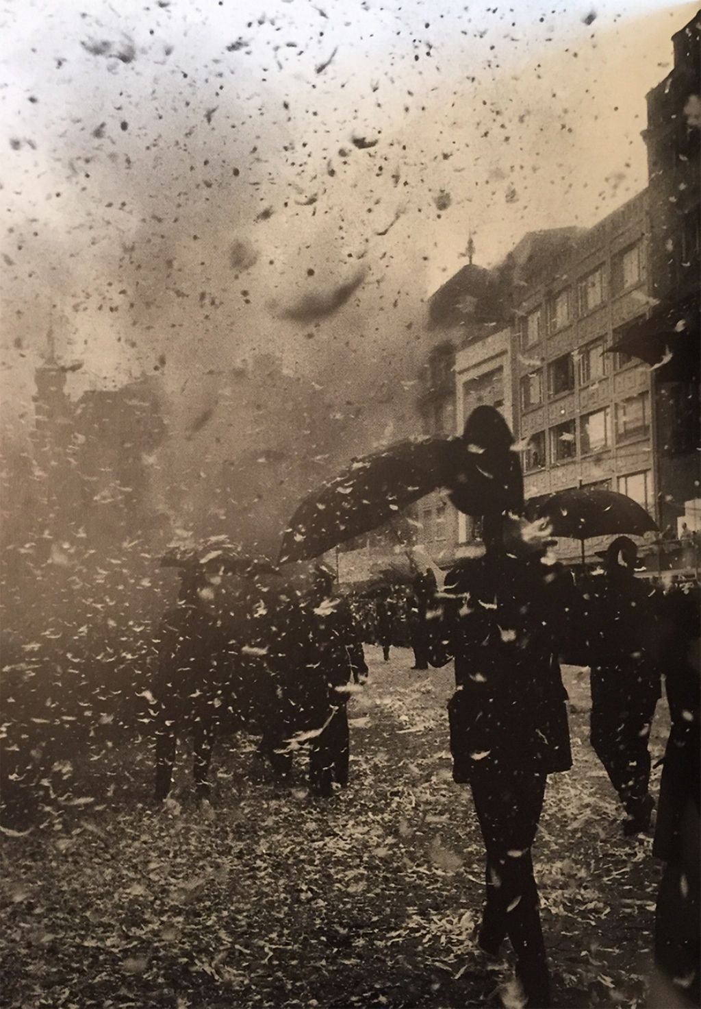 Dr gross Bums - Erruption vor dem Fasnachtscomité auf dem Basler Marktplatz. Bild: Helen Sager.