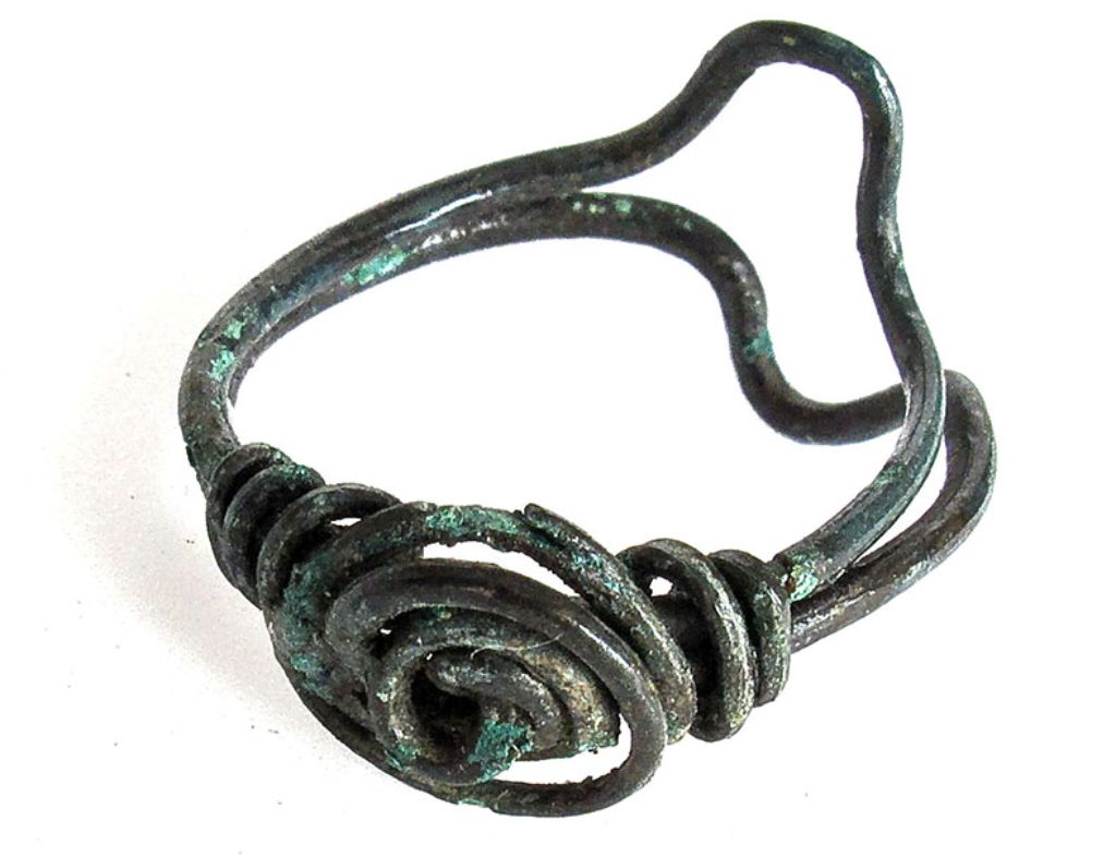 Die einzigen Funde aus dem Siedlungsareal, die eindeutig auf Kinder hinweisen, sind zwei Fingerringe in Kindergrösse. Interessant ist, dass dieses Exemplar auf Kindergrösse zurechtgebogen wurde (Foto: Michael Wenk, Archäologische Bodenforschung Basel-Stadt).