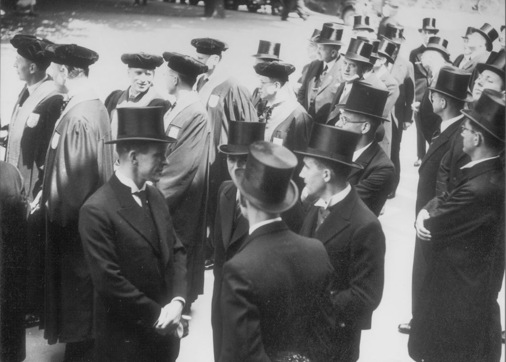Kleider machen Leute. Universitätsdozenten auf dem Münsterplatz nach dem Festakt zur Einweihung des neuen Kollegienhauses am 10. Juni 1939. 
