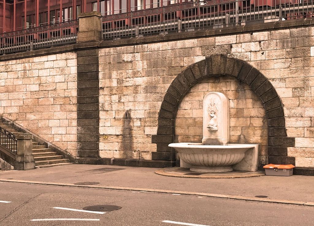 Heute zugemauert erinnert das „Pfäffiloch“ an Basels Konflikte mit der Centralbahn um die Anbindung des Gundeldingerquartiers an die Innenstadt. (Foto: Robert Labhardt, 2019).