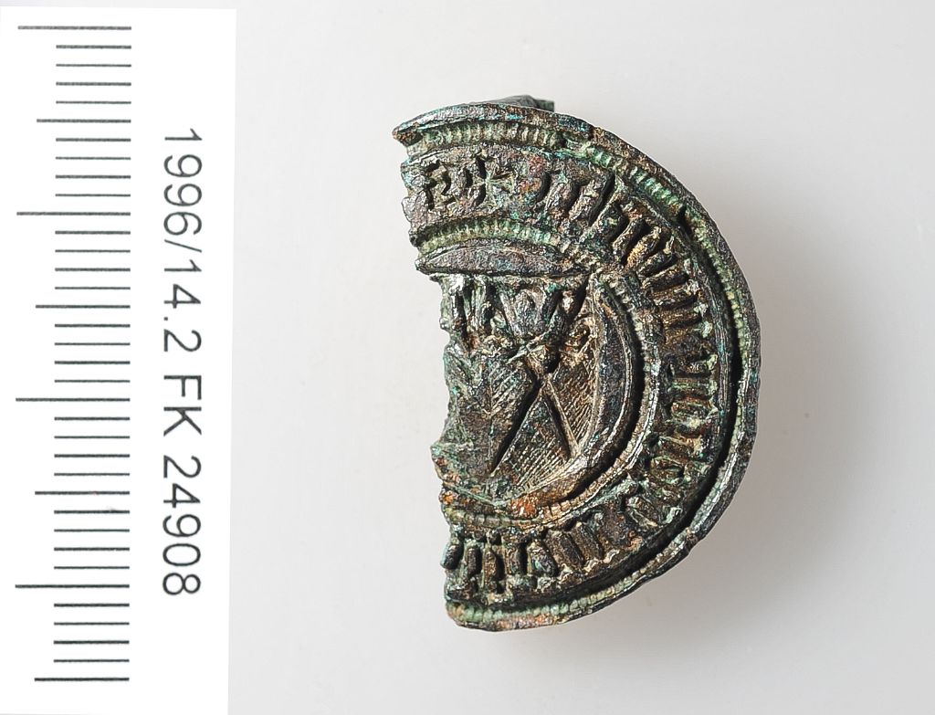 Zerbrochenes Petschaft mit Siegel: s*[elsina von ram]stein*gebor(ene) minchi. Bild: Philippe Saurbeck, Archäologische Bodenforschung Basel-Stadt.