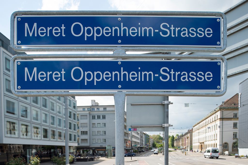 Strassenschild Meret Oppenheim-Strasse