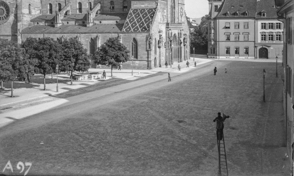 Detail: Laternenanzünder Münsterplatz: Staatsarchiv Basel-Stadt, NEG A 97, Fotograf unbekannt.