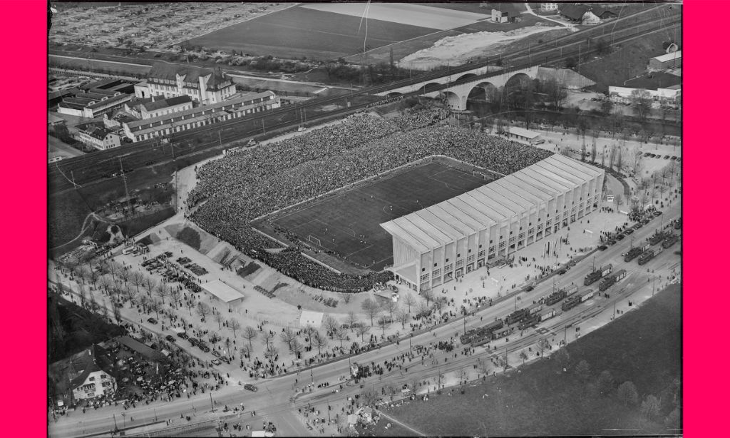 Basel, St. Jakob, Joggeli-Stadion, Fussballspiel 1954.  Bildnachweis: ETH-Bibliothek Zürich, Bildarchiv/Stiftung Luftbild Schweiz / Fotograf: Friedli, Werner