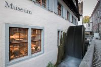 Die restaurierte Basler Papiermühle - heute das Schweizerische Museum für Papier, Schrift und Druck - erinnert daran, dass der St. Albankanal (Dalbedych) seit dem 12. Jahrhundert ein regelrechter "Technopark" war, an dem die Strömung zahlreiche Wasserräder am Laufen hielt. Bild: Kostas Maros, Basler Papiermühle.